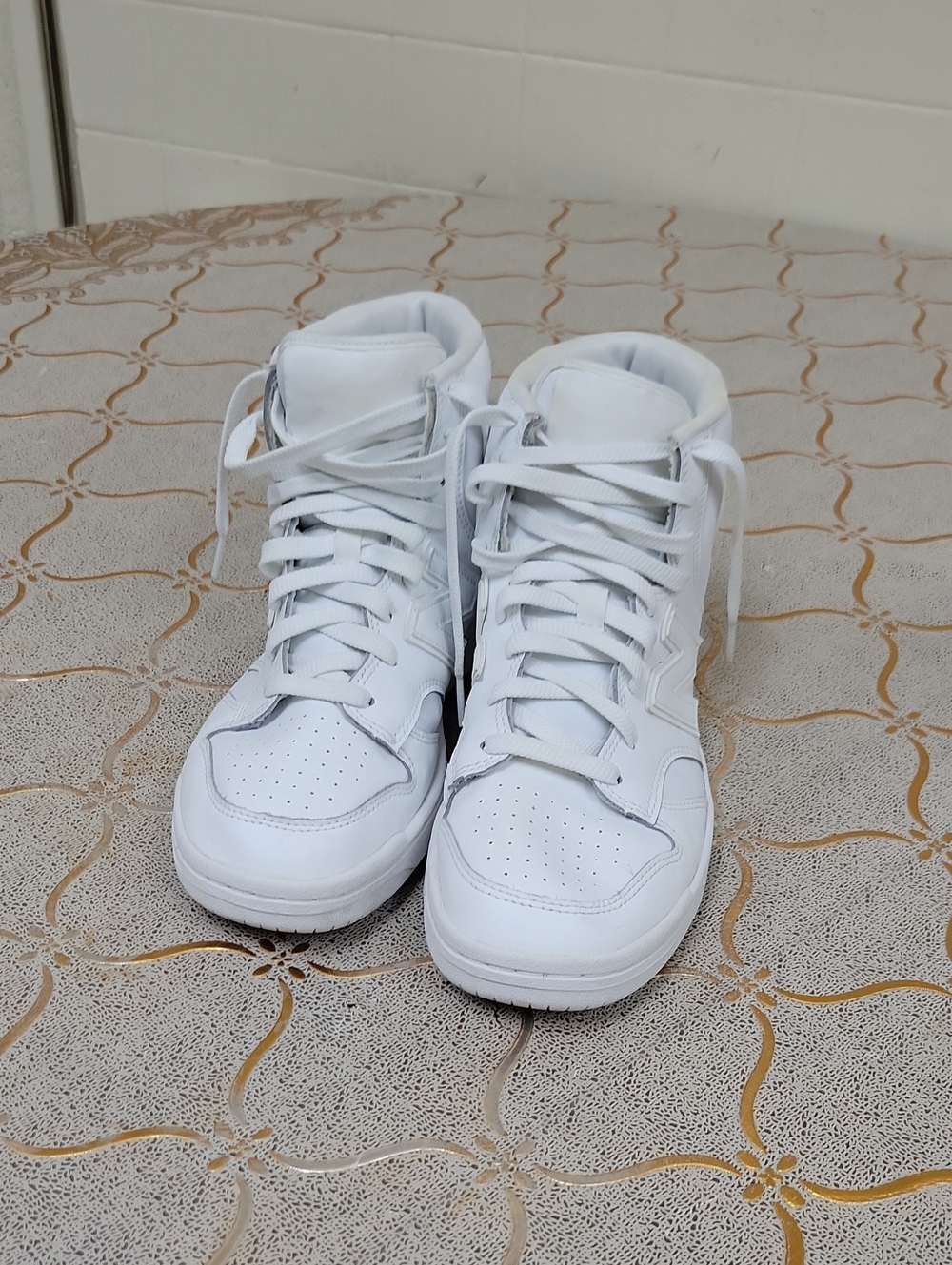 TenisNew Balance Women's White High-Top Lace Sneakers
